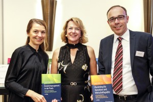 Anna Pietras und Andreas Funk vom Soringer Gabler Verlag mit Claudia Schieblon und ihren Publikationen
